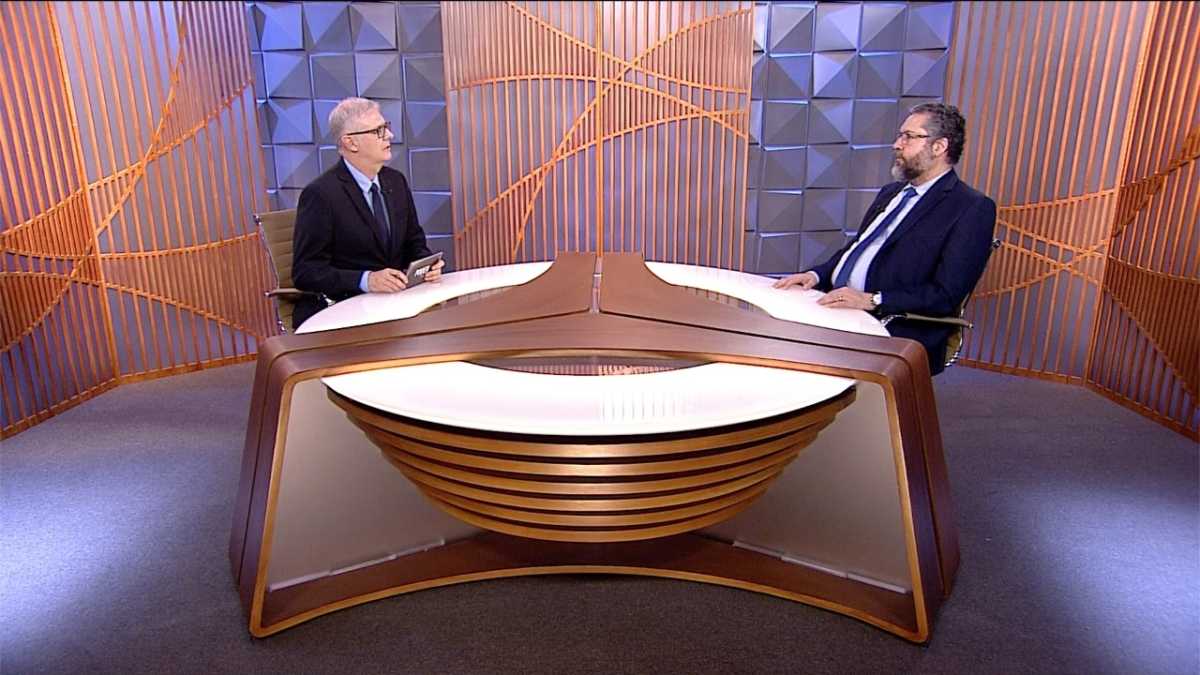 Ernesto Araújo é entrevistado por Fernando Rodrigues no Poder em Foco