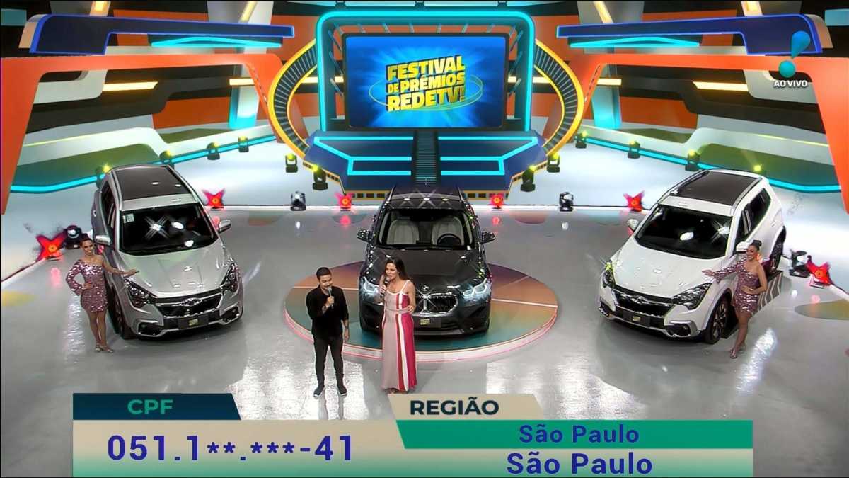 Audi Tamashiro e Carla Prata no cenário do novo sorteio da Rede TV!
