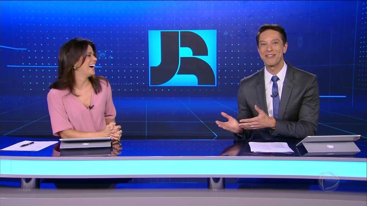 Adriana Araújo e Sergio Aguiar durante apresentação do Jornal da Record