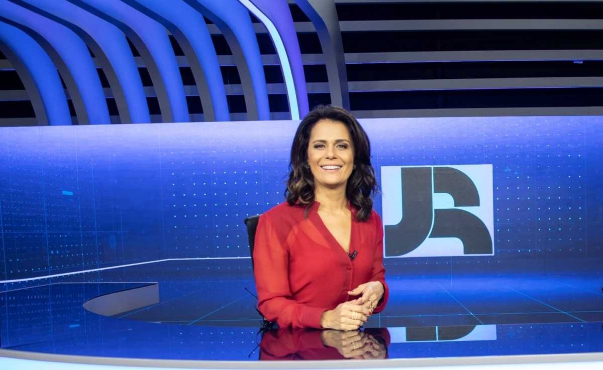 Adriana Araujo apresentando o Jornal da Record