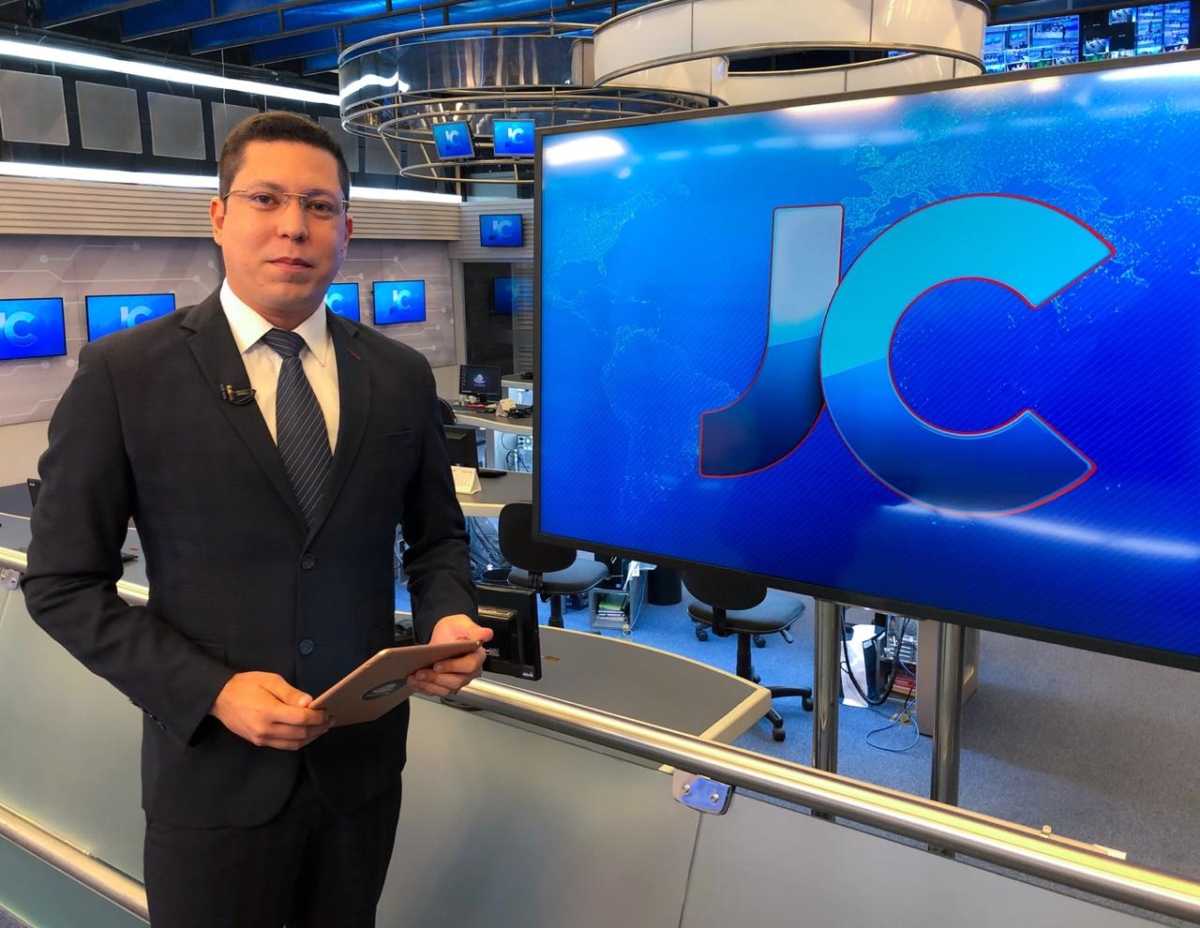 Foto de Andson Lima apresentando o Jornal da Cidade