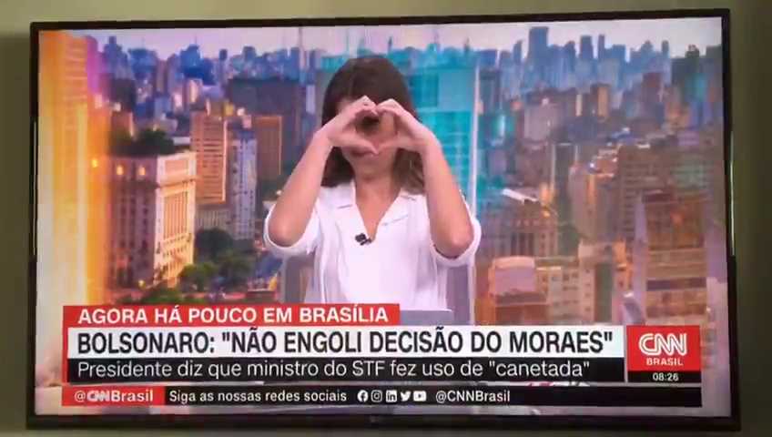 Elisa Veeck faz coraçãozinho em transmissão da CNN Brasil