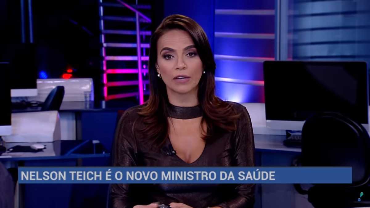 Gabriela de França apresentando o Boletim do RedeTV News