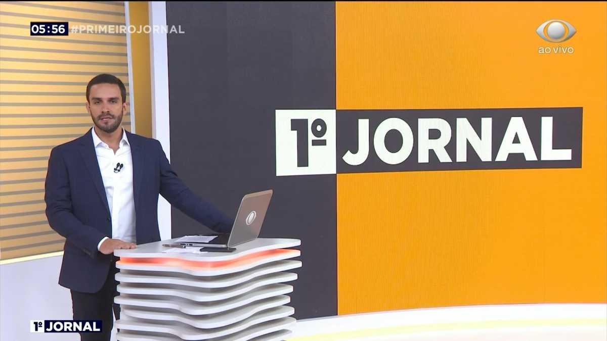 Foto de João Paulo Vergueiro apresentando o 1º Jornal