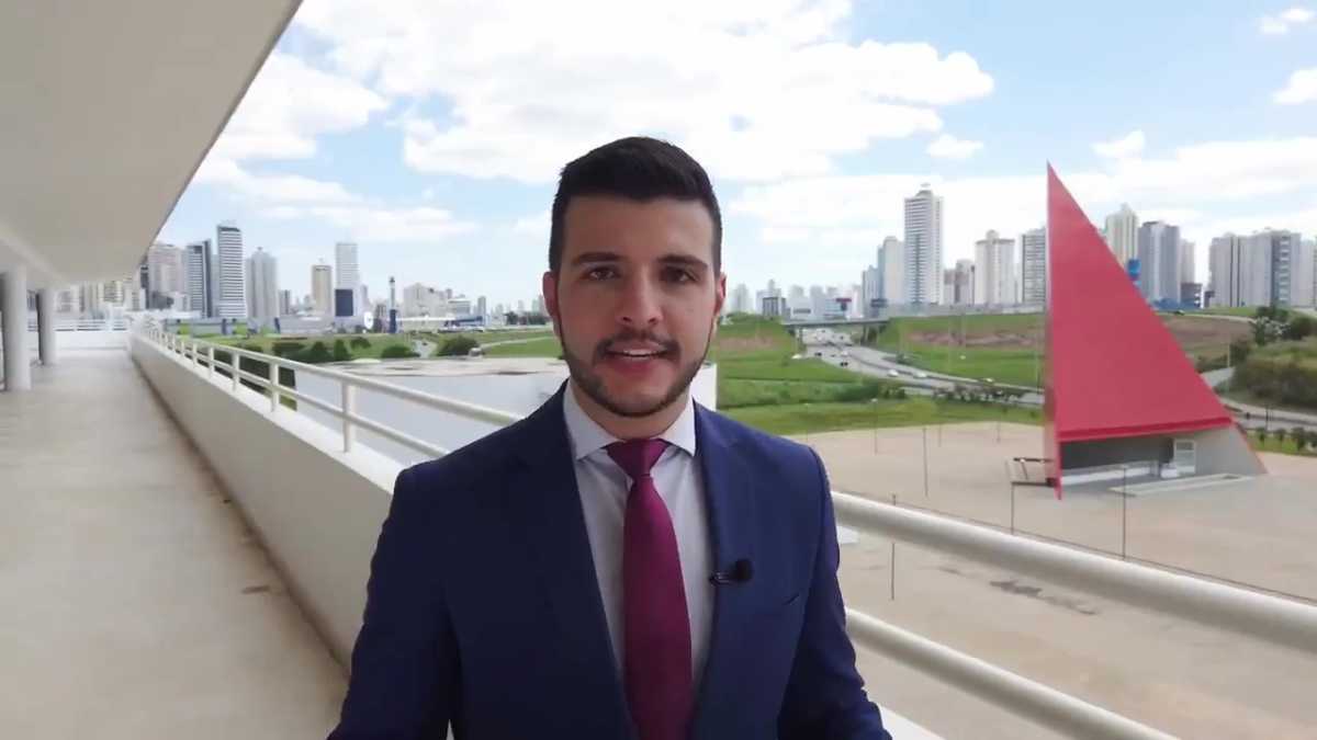 Apresentador Matheus Ribeiro gravando vídeo em Goiânia