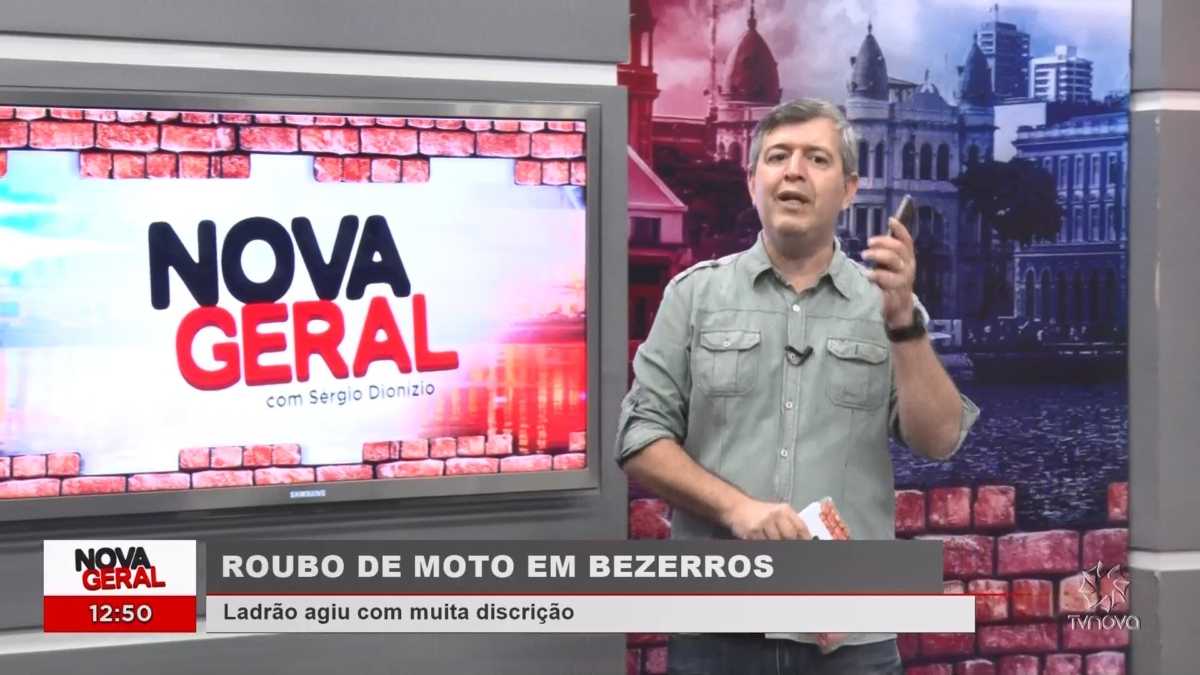 Apresentador Sergio Dionízio no cenário do Nova Geral da TV Nova Nordeste