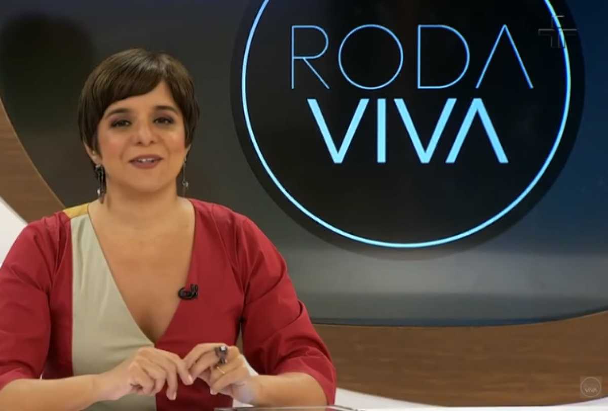 Vera Magalhães no cenário do Roda Viva.