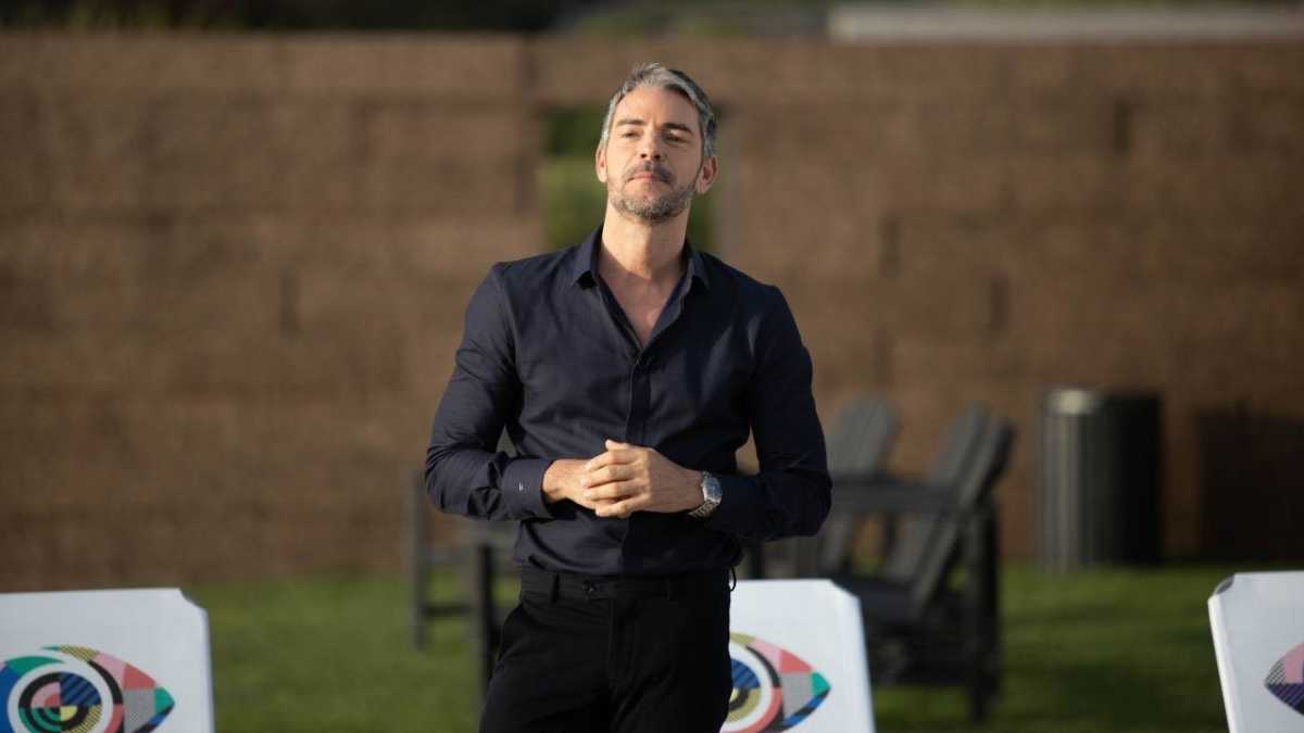 Apresentador Claudio Ramos no cenário do BB 20