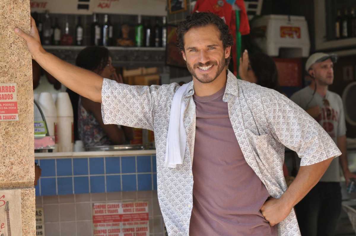 Guaracy, vivido pelo ator Paulo Rocha, sorri em cena da novela Fina Estampa