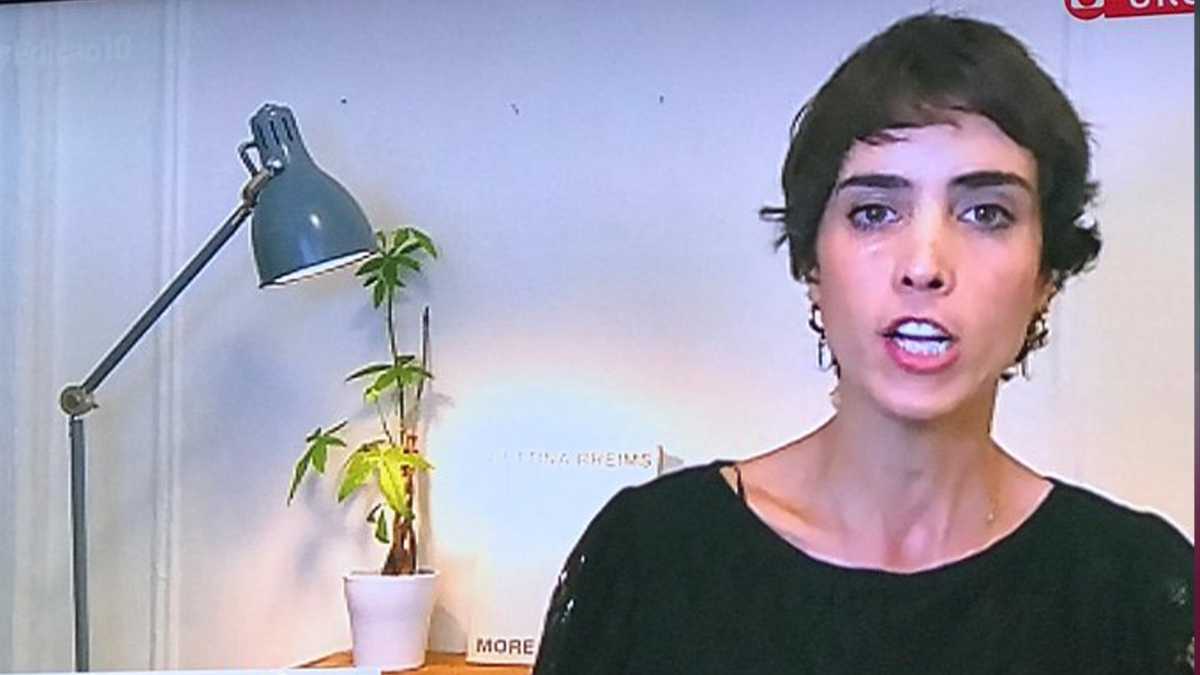 repórter da globo candice carvalho em link ao vivo para a globo, com a planta apontada como maconha pelos internautas