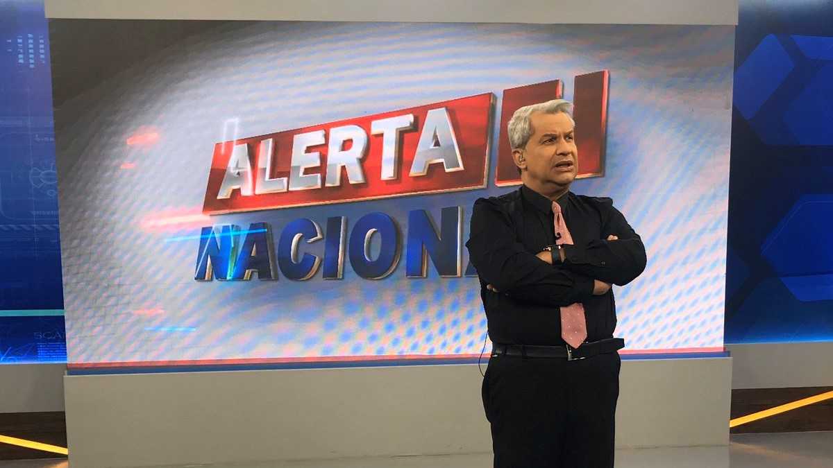 Sikêra JR no cenário do Alerta Nacional, programa que ele apresenta na RedeTV!