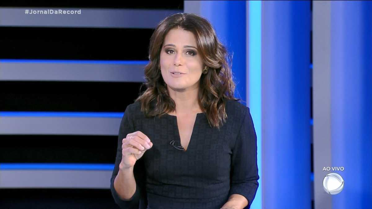 Adriana Araújo apresentando o Jornal da Record