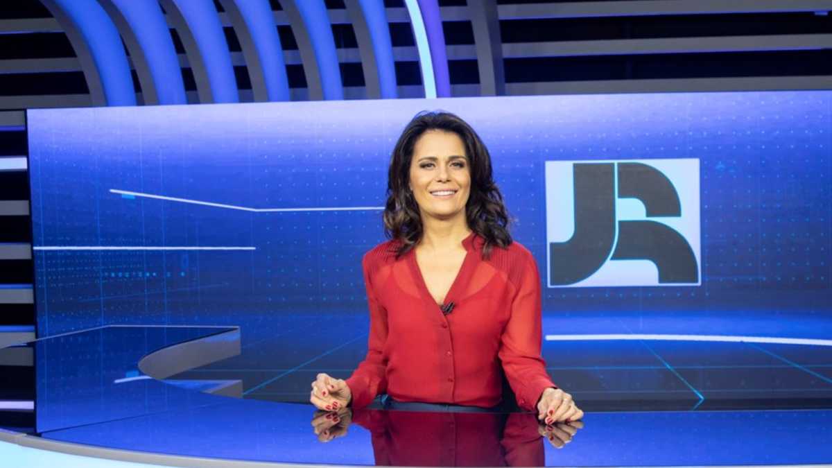 Adriana Araújo na bancada do Jornal da Record