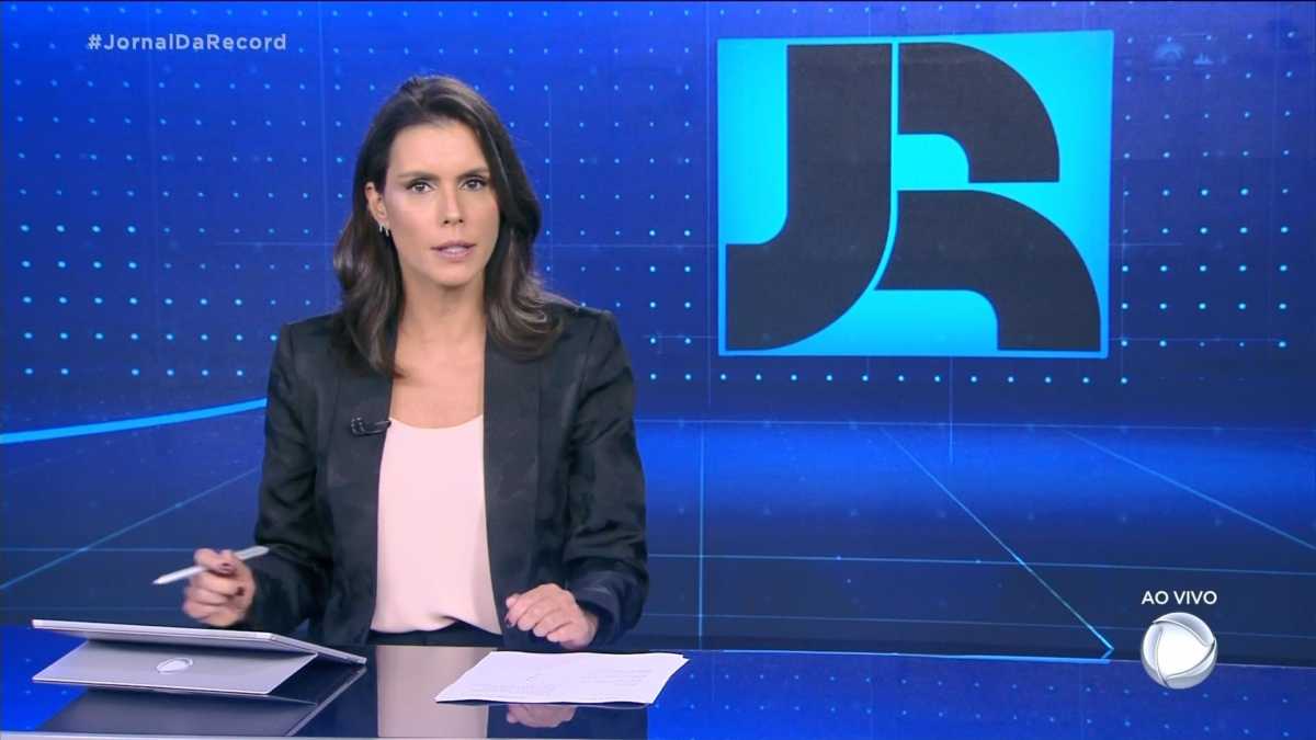 Camila Busnello apresentando o Jornal da Record