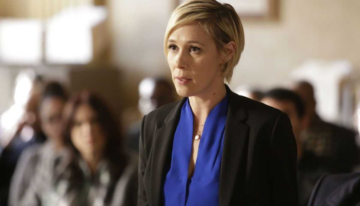 Liza Weil em cena como Bonnie de How to Get Away With Murder 