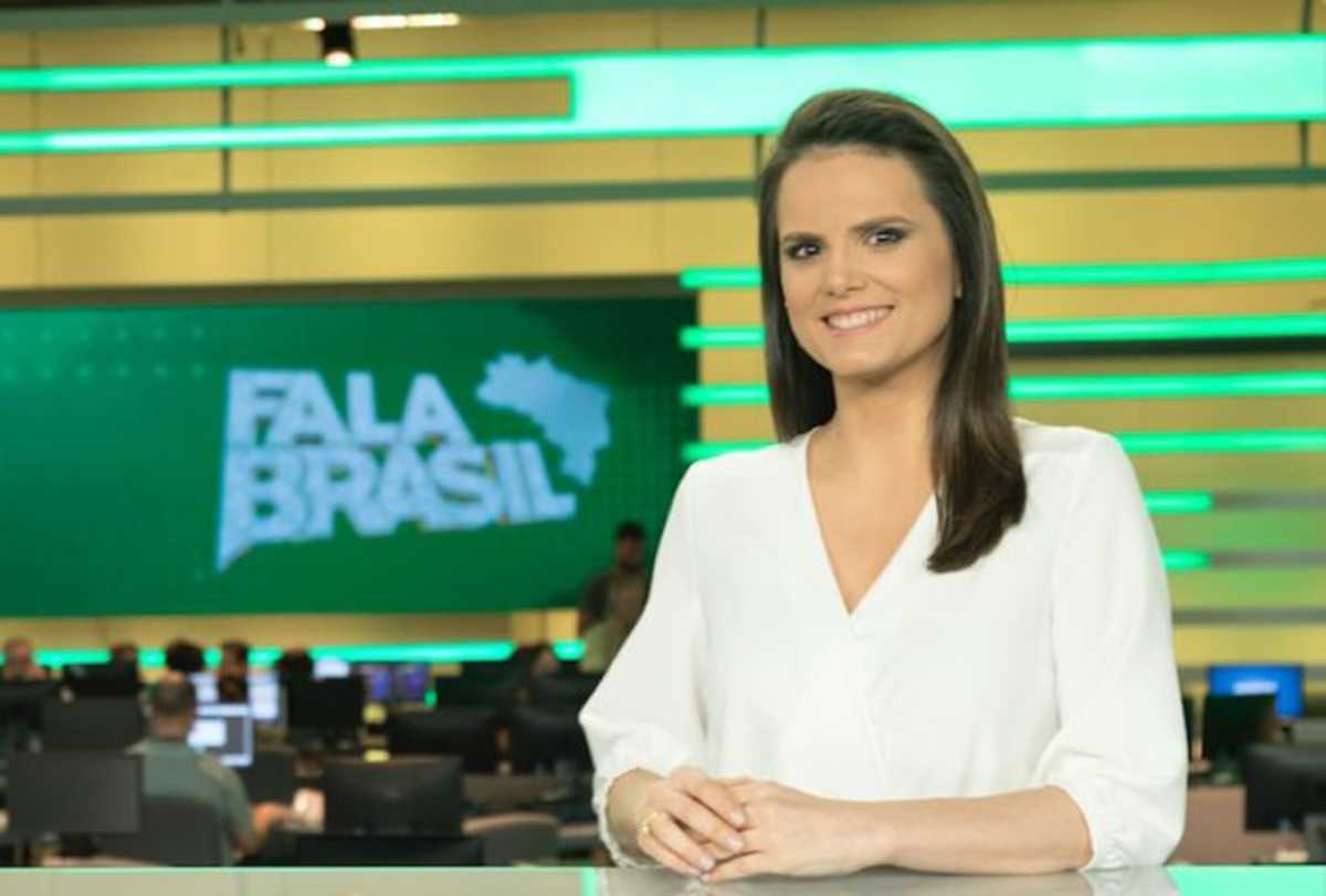 Foto da jornalista Roberta Piza na bancada do Fala Brasil