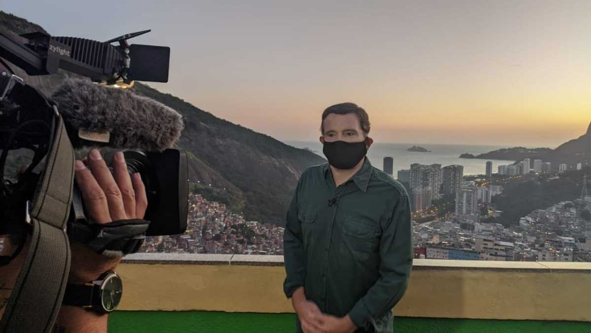 Roberto Cabrini gravando na Favela da Rocinha para o Conexão Repórter