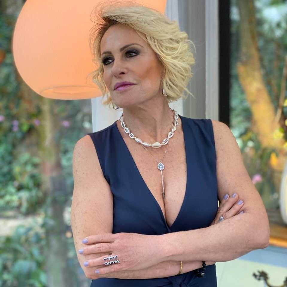 Ana Maria Braga de vestido azul