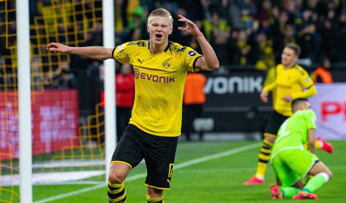 Jogador do Borussia Dortmund comemorando gol pelo Campeonato Alemão