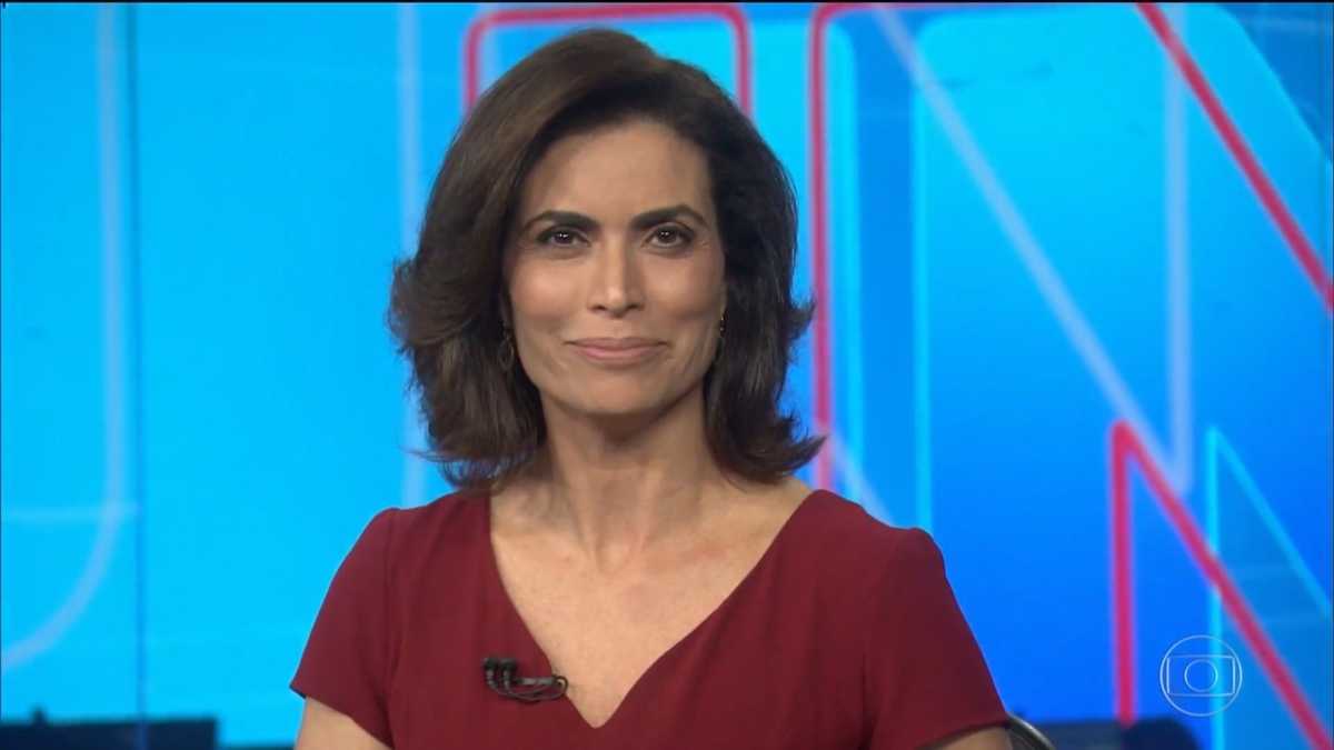 Jornalista Giuliana Morrone no estúdio do Jornal Nacional