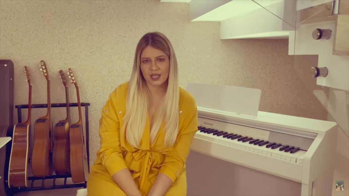Marília Mendonça no clipe da música "Via Homem"