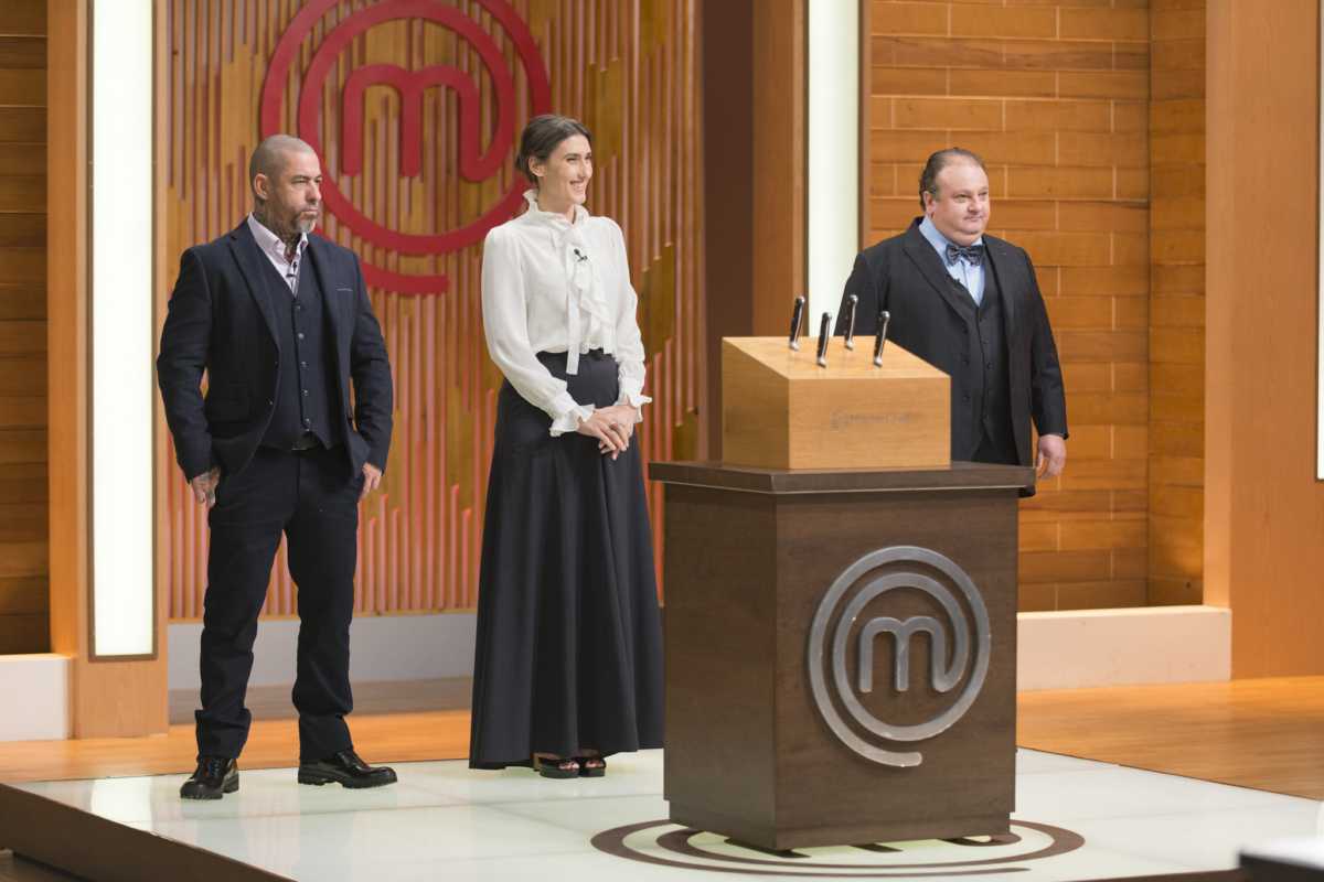 Henrique Fogaça, Paola Carosella e Erick Jacquin no cenário do Masterchef Profissionais