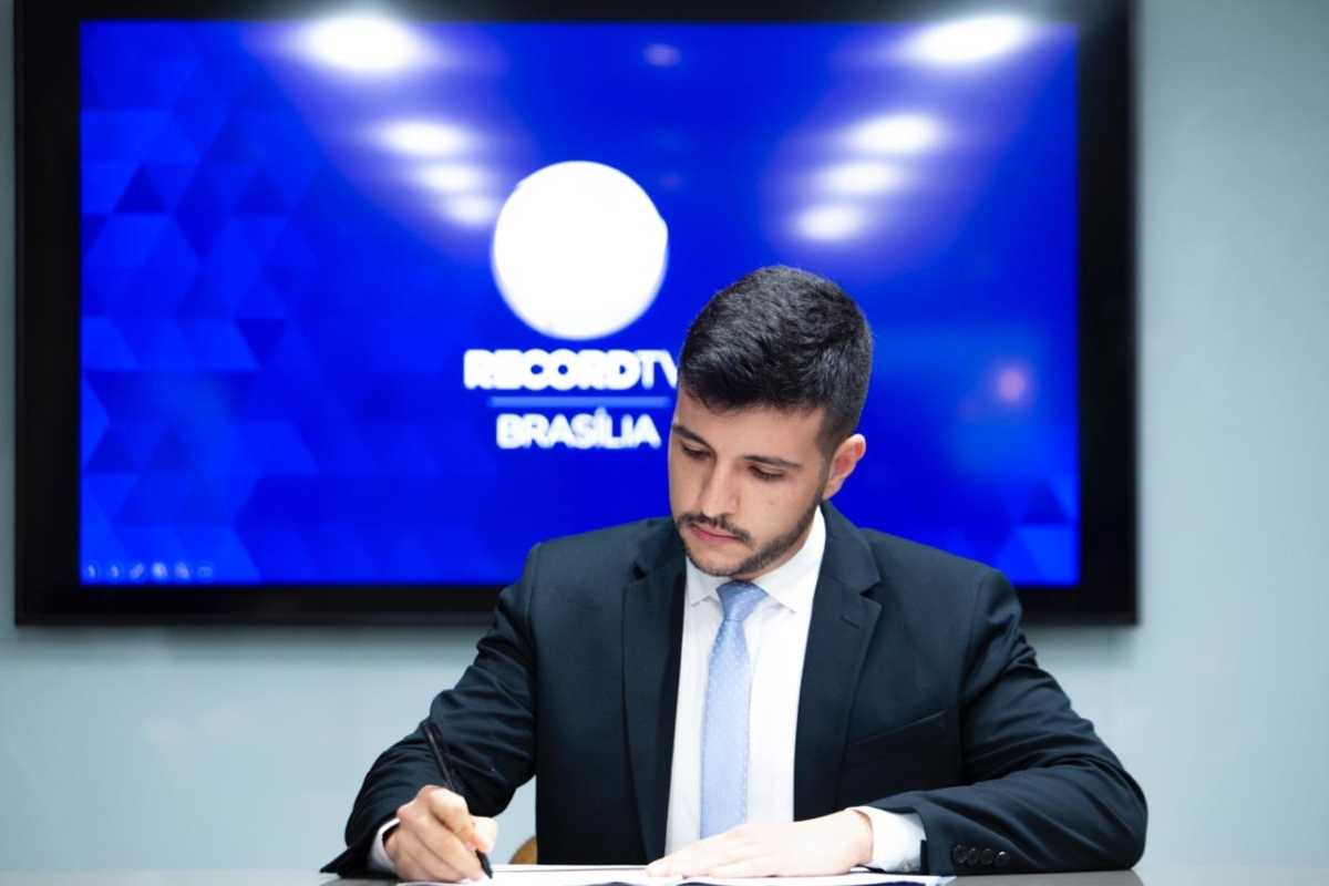 Matheus Ribeiro assinando contrato com a Record TV