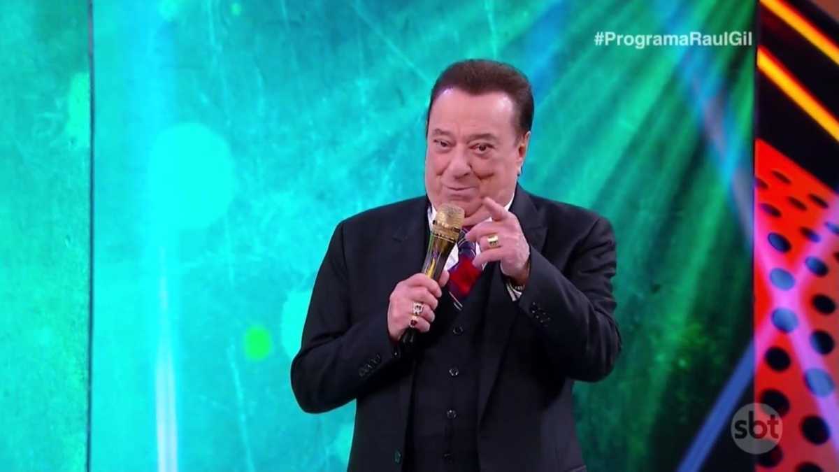 Foto do apresentador Raul Gil durante seu programa no SBT