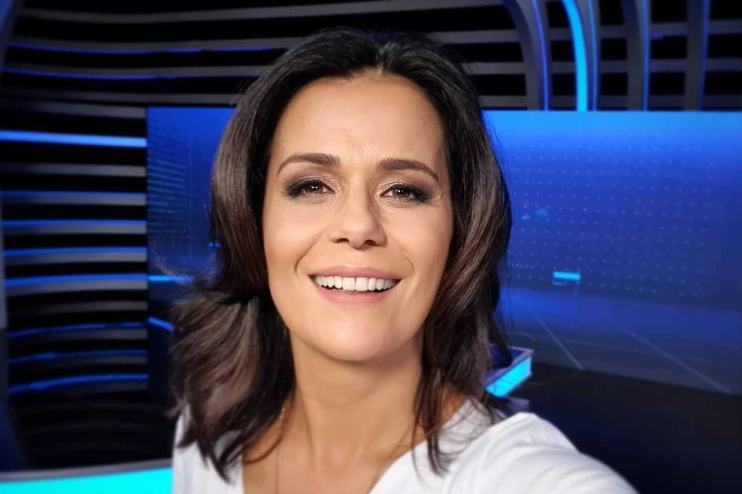 Adriana Araújo em selfie no cenário do Jornal da Record