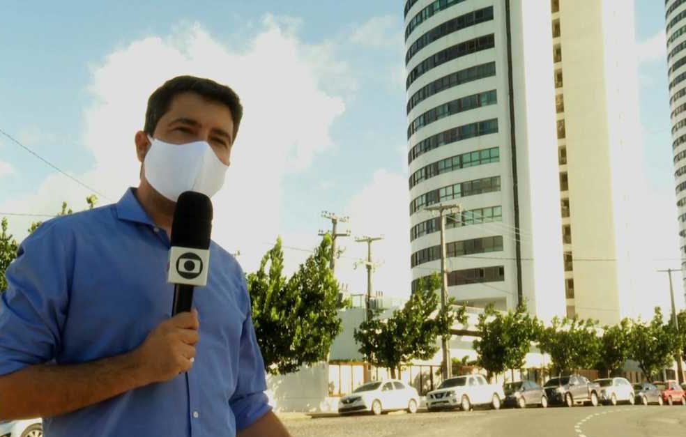 Antonio Coelho em frente ao prédio onde a Mãe de Miguel trabalhava