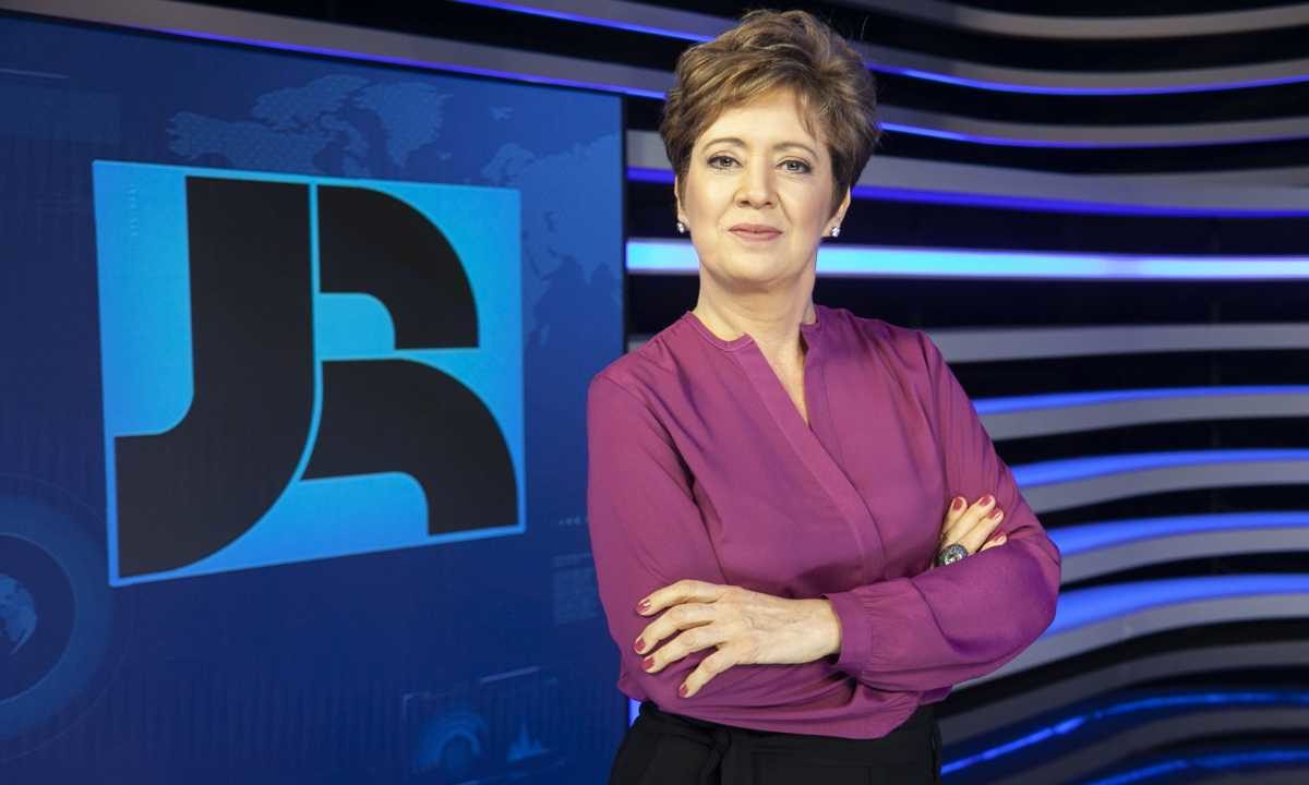 Christina Lemos no cenário do Jornal da Record