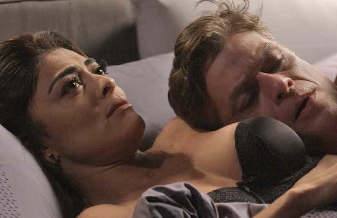 Carolina se irrita com Arthur na cama de Totalmente Demais