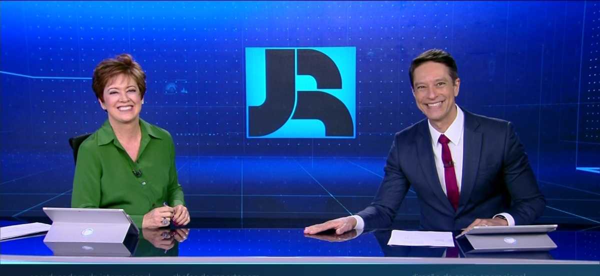 Christina Lemos estreia na bancada do Jornal da Record