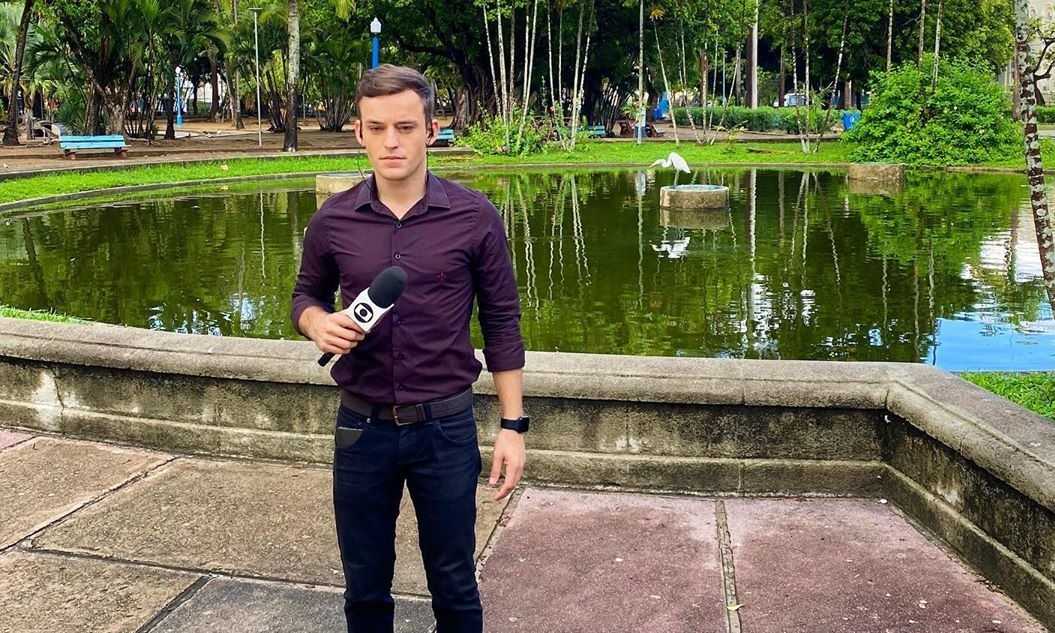 Danilo César gravando reportagem no centro de Recife