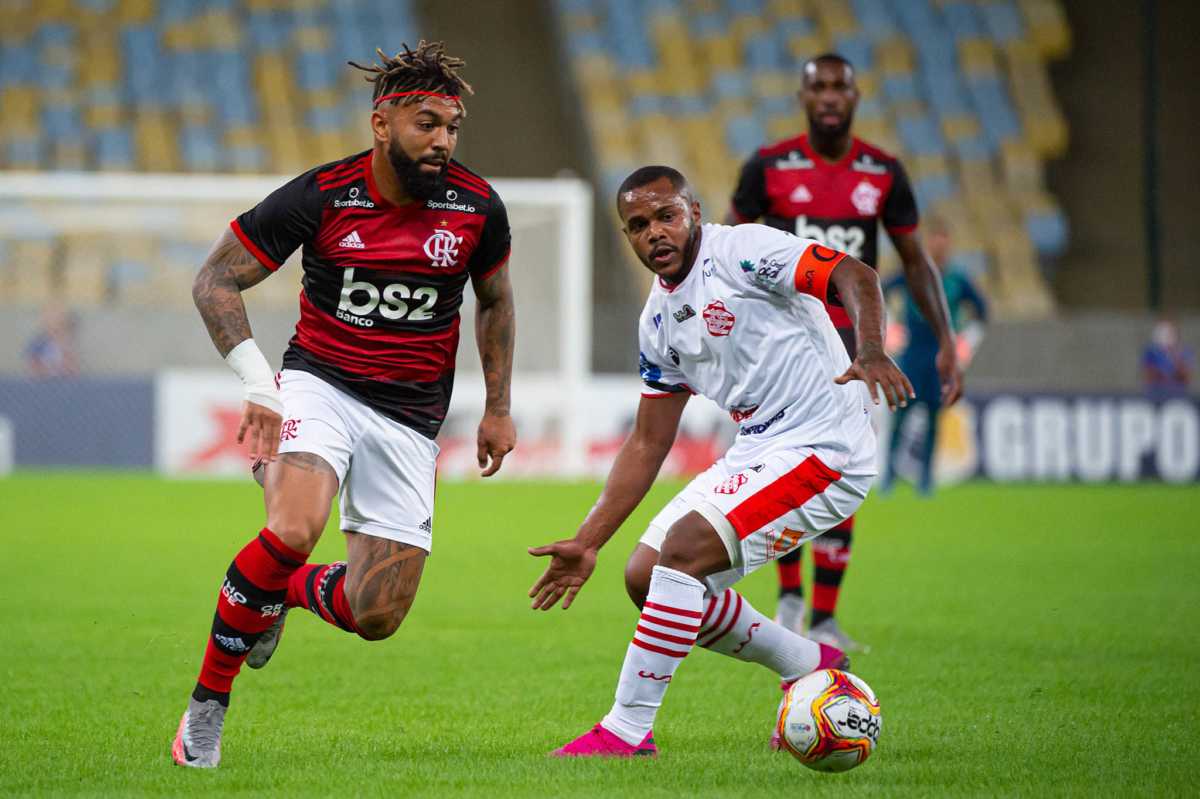 Jogo entre Bangu e Flamengo pelo Campeonato Carioca