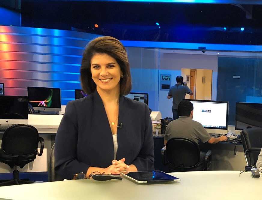 Mariana Godoy apresentando o RedeTV News