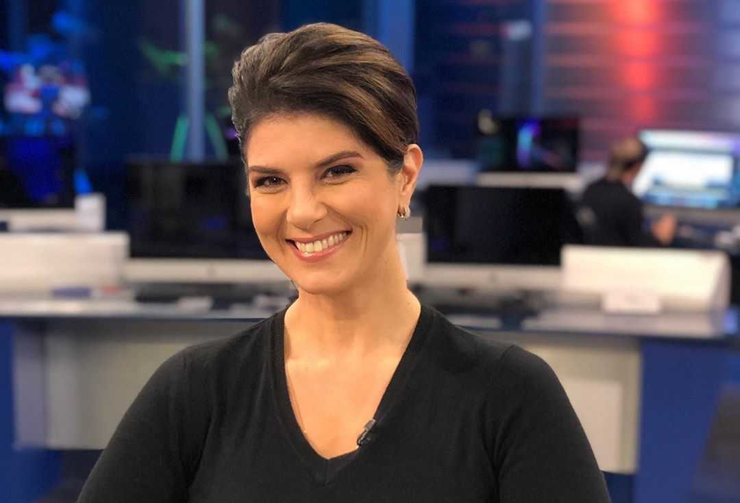 Mariana Godoy no cenário do RedeTV News