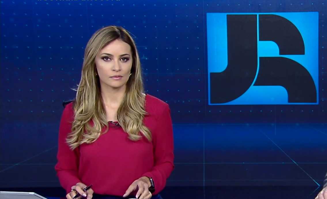 Patricia Costa no cenário do Jornal da Record 24h