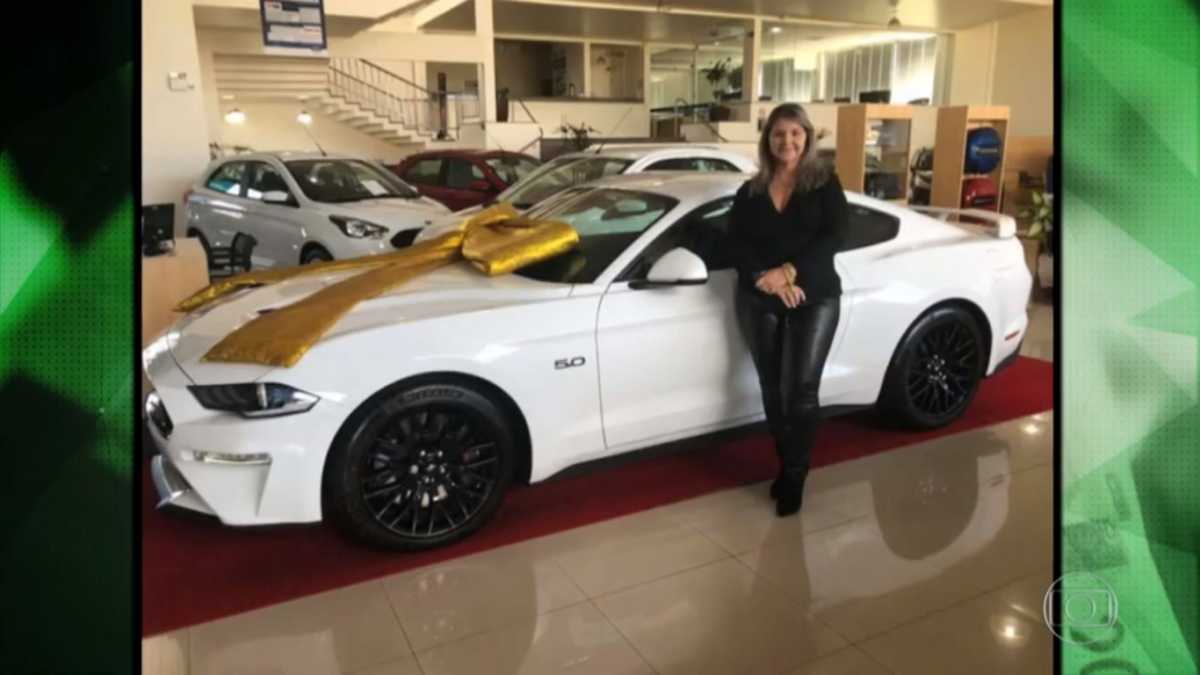 Mulher ostenta vida de luxo nas redes sociais, mas recebeu auxílio emergencial