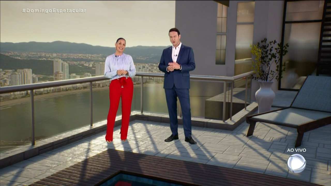 Carolina Ferraz e Eduardo Ribeiro no cenário do Domingo Espetacular