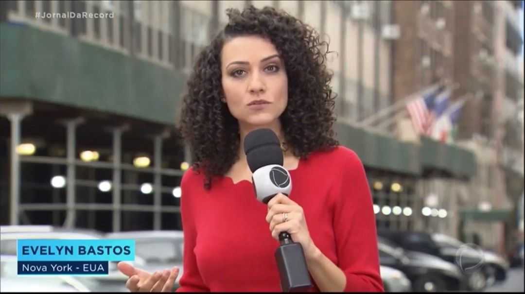 Repórter Evelyn Bastos gravando em Nova York para o Jornal da Record