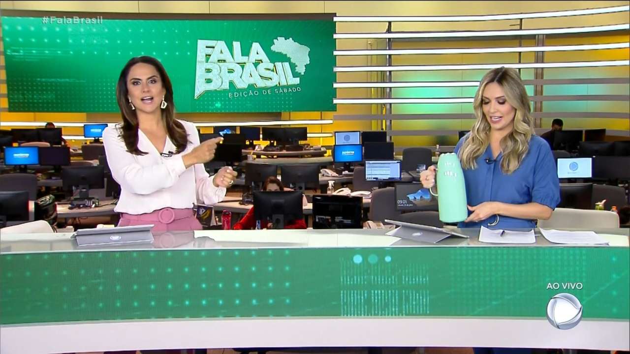 Thalita Oliveira mostra a garrafa de café no Fala Brasil