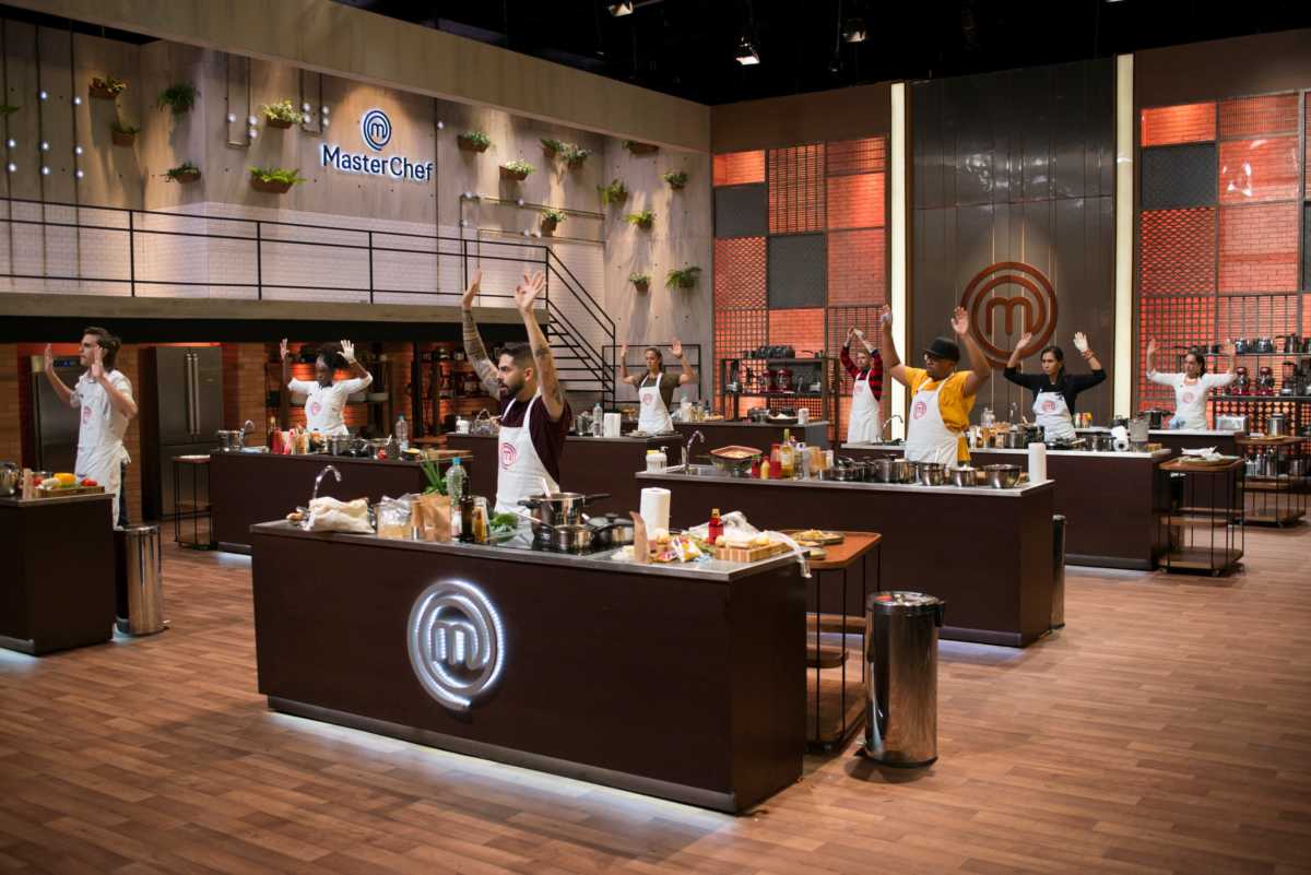 Participantes do novo MasterChef no cenário do programa