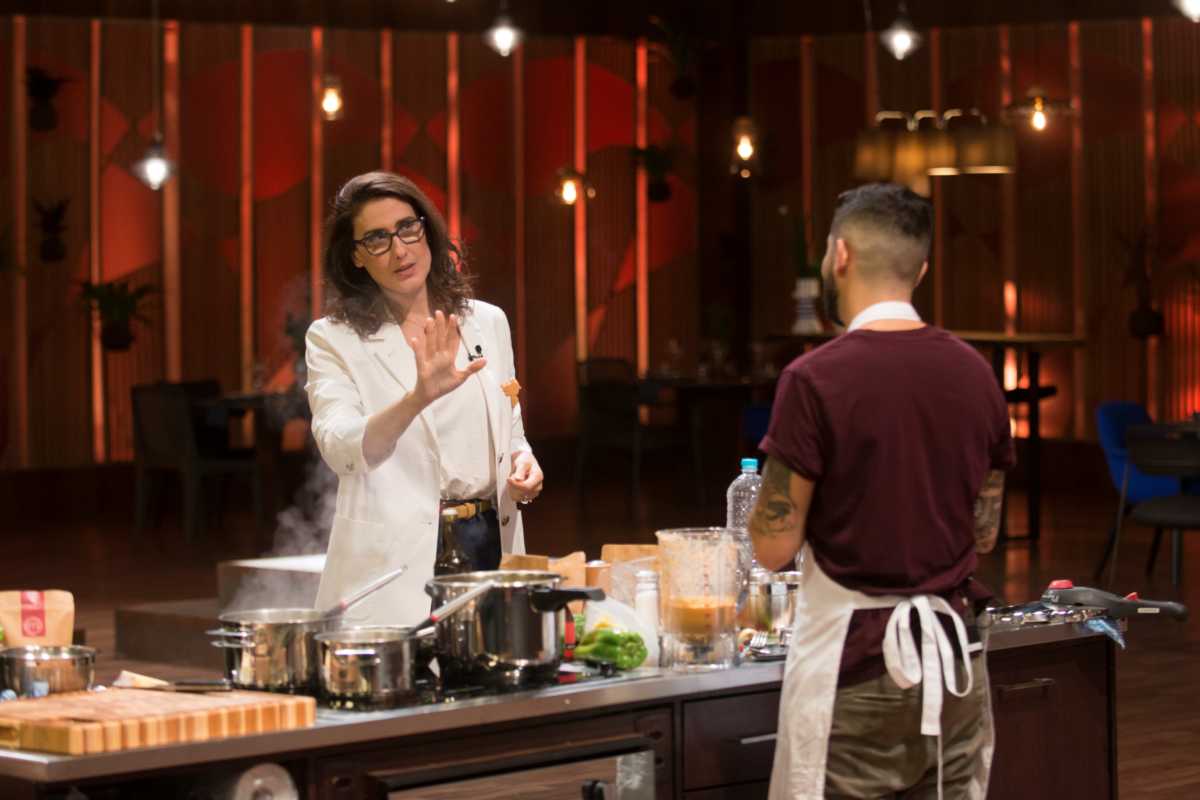 Paola Carosella aconselha um participante do MasterChef