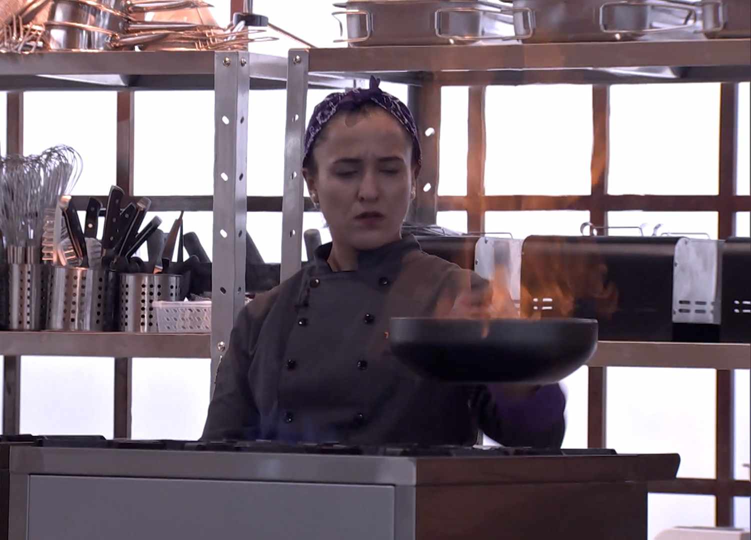 Lara Carolina cozinhando no terceiro episódio do TopChef