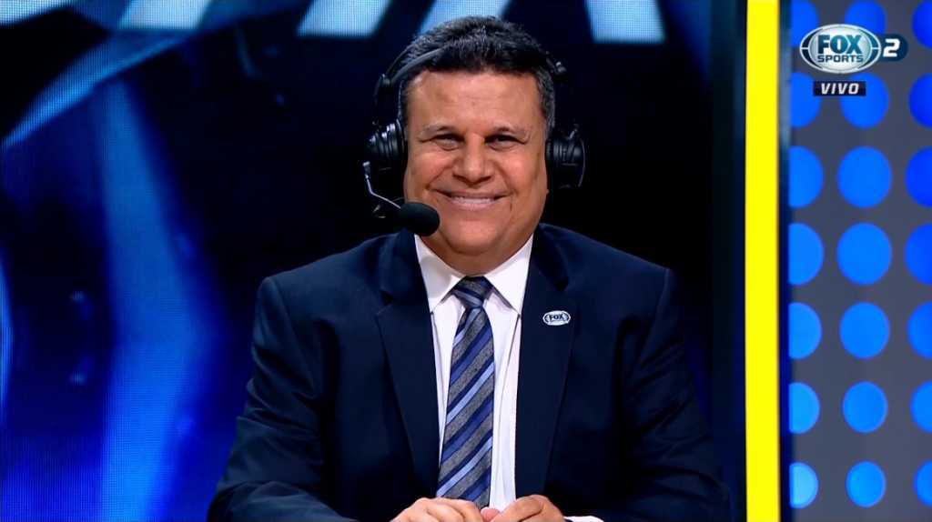 Téo José narrando jogos na Fox Sports