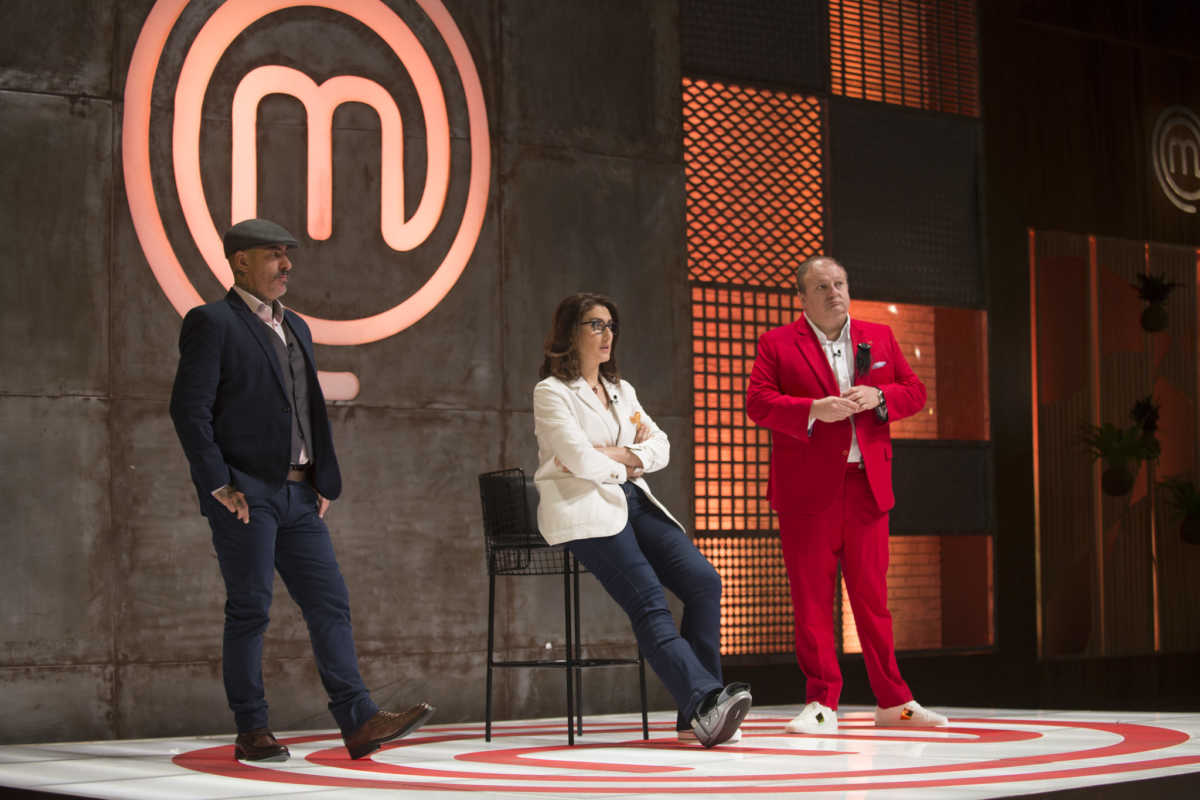 Henrique Fogaça, Paola Carosella e Erick Jacquin não tiram os olhos dos competidores