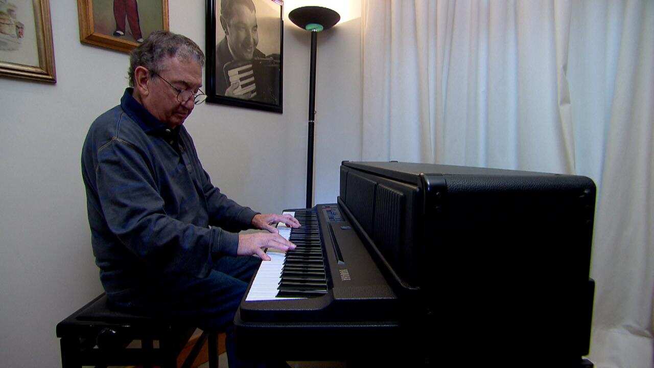 Caçulinha toca piano em reportagem do Domingo Espetacular