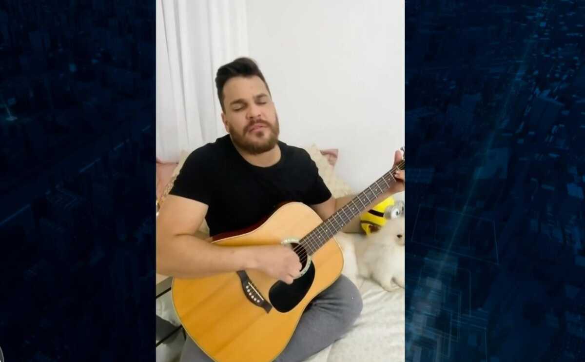 Cauan canta e toca violão em vídeo publicado numa rede social