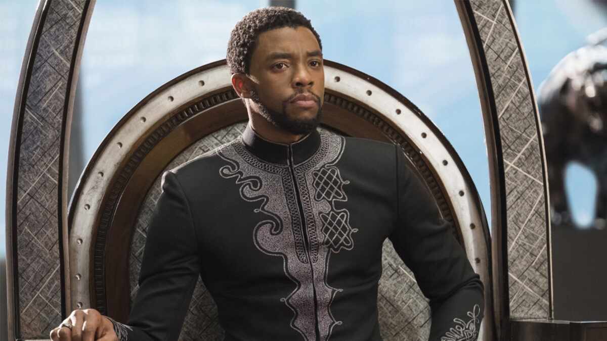 Chadwick Boseman em cena do filme Pantera Negra